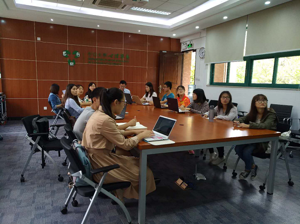 (同学们认真地学习与记录)