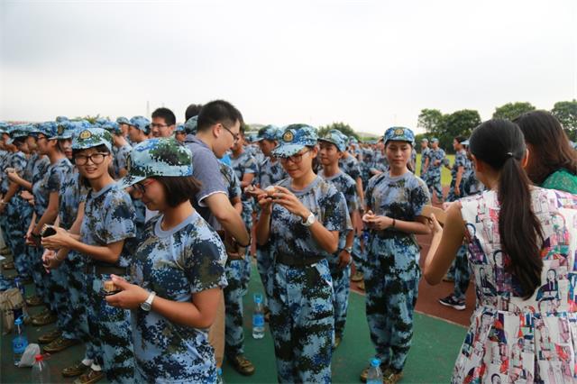 铿锵心理人，昂扬铸军魂，时刻记校训——心理学系中秋慰问2016级新生